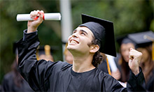Student zvedá svůj diplom